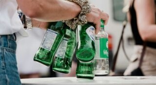 Kaucje na butelki już obowiązują w Auchan i są wyższe niż ustawa będzie przewidywać