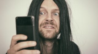 Maturzyści się doigrali. Poszli na egzamin z telefonami i teraz zajmie się nimi prokuratura