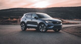 Adrian Zandberg jeździ autem ludu. Szymon Hołownia podróżuje jak Jezus, a duet Trzaskotzen połączyła miłość do Volvo