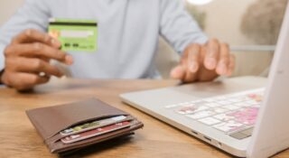 Pamiętacie PolCard? Polskie karty debetowe kiedyś wygrywały z Visa i MasterCard