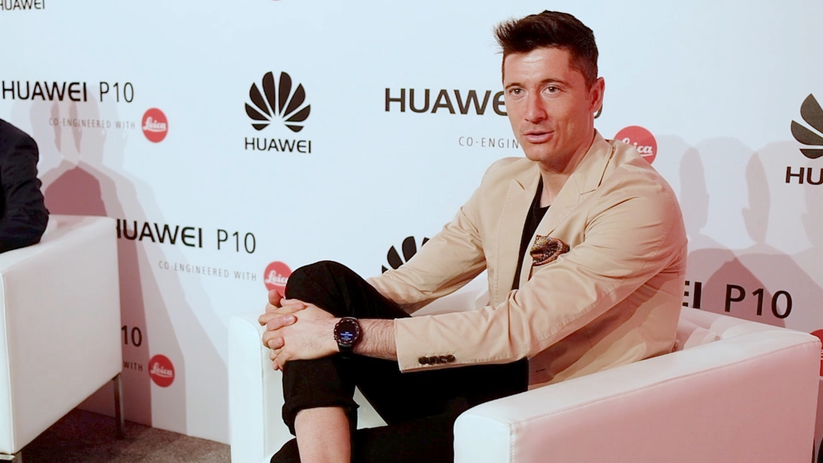 Do czego używa Huawei P10 Robert Lewandowski?