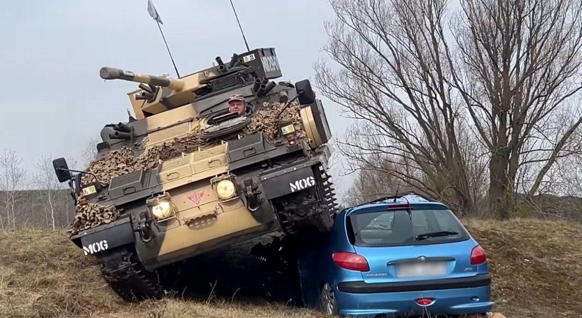 Polityk rozjechał czołgiem samochód w lesie, żeby pokazać jak dba o przyrodę