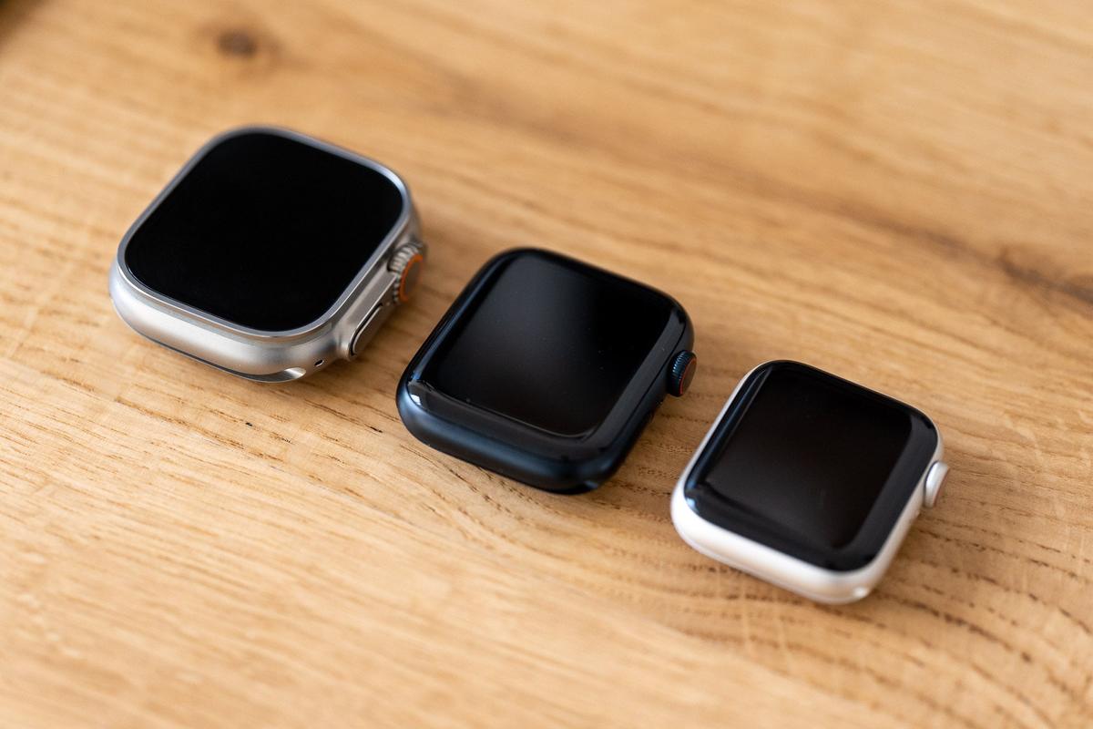 Apple Watch SE (2022) 40 mm vs Apple Watch Series 8 45 mm vs Apple Watch Ultra 49 mm 