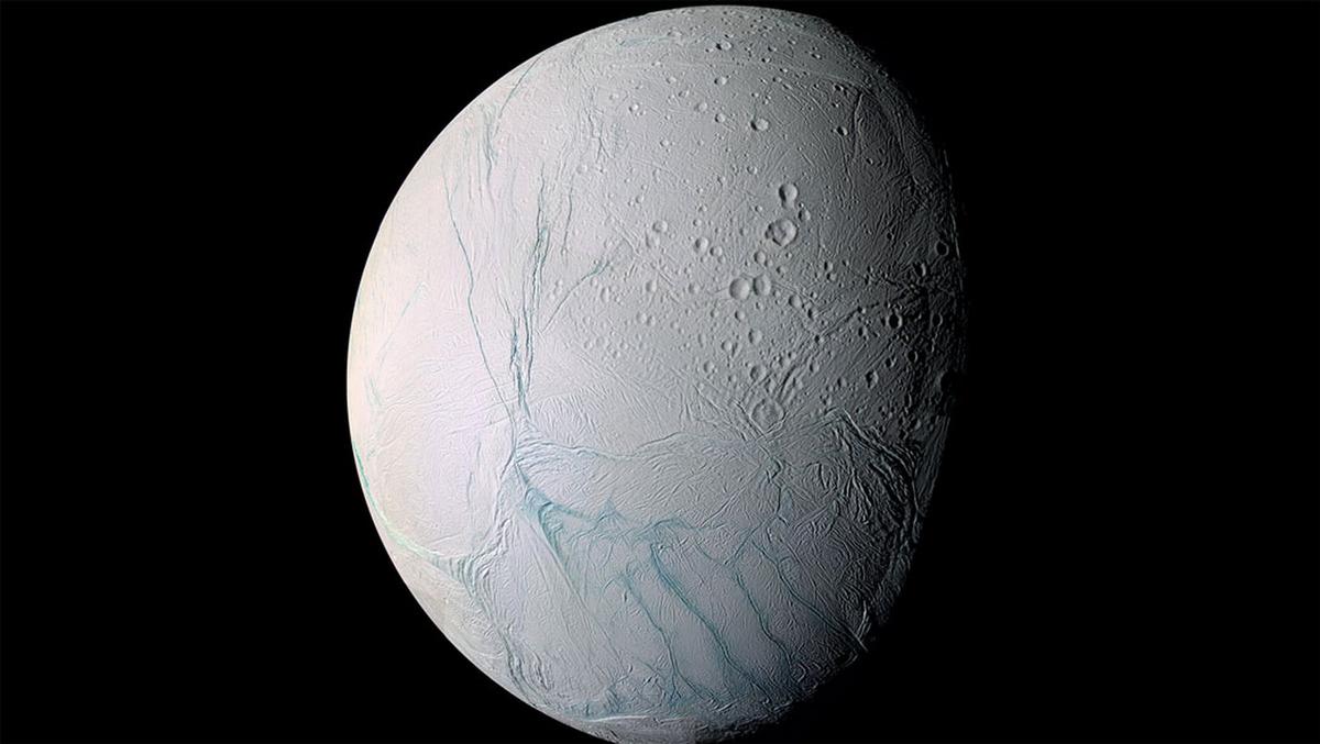 Enceladus. Naukowcy odkryli kluczowy składnik życia na lodowym księżycu Saturna