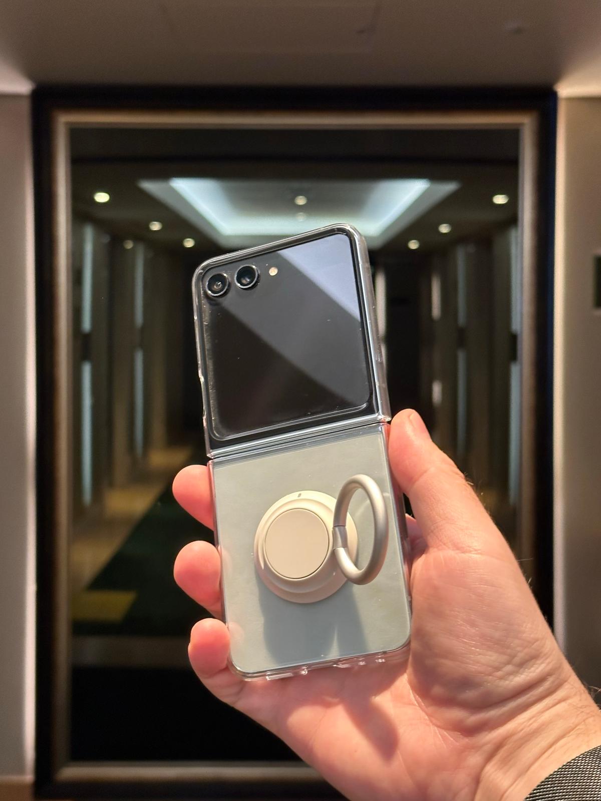 Clear Case Gadget, czyli etui do Galaxy Z Flip 5 z odłączanym pierścieniem 