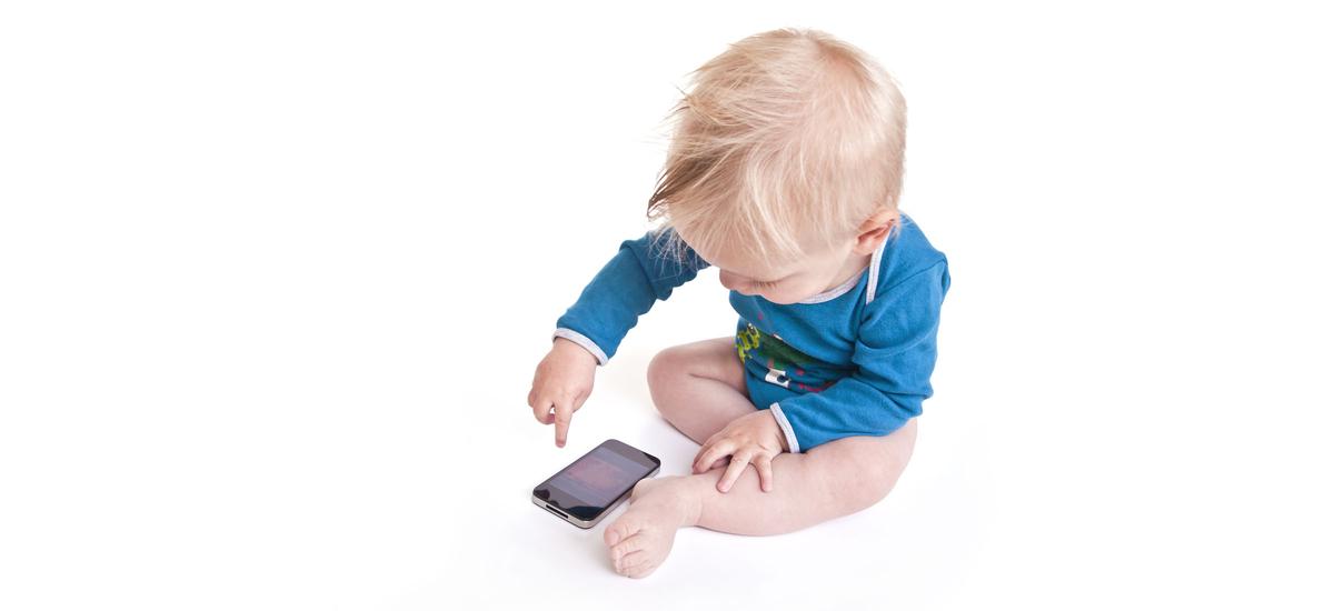 Dajesz dziecku smartfon, żeby mieć święty spokój? Natychmiast przestań