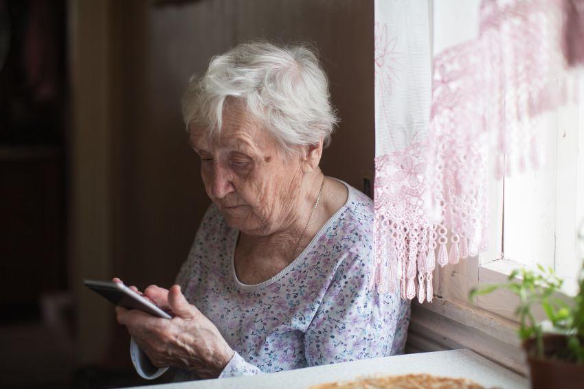 starsza-kobieta-smartfon class="wp-image-4319843" 