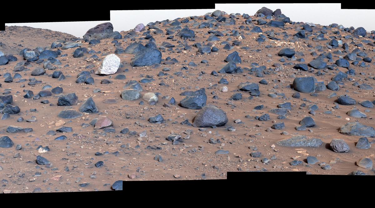 Tajemnicza dziura na Marsie to nie wszystko. Łazik odkrył właśnie bardzo dziwny głaz