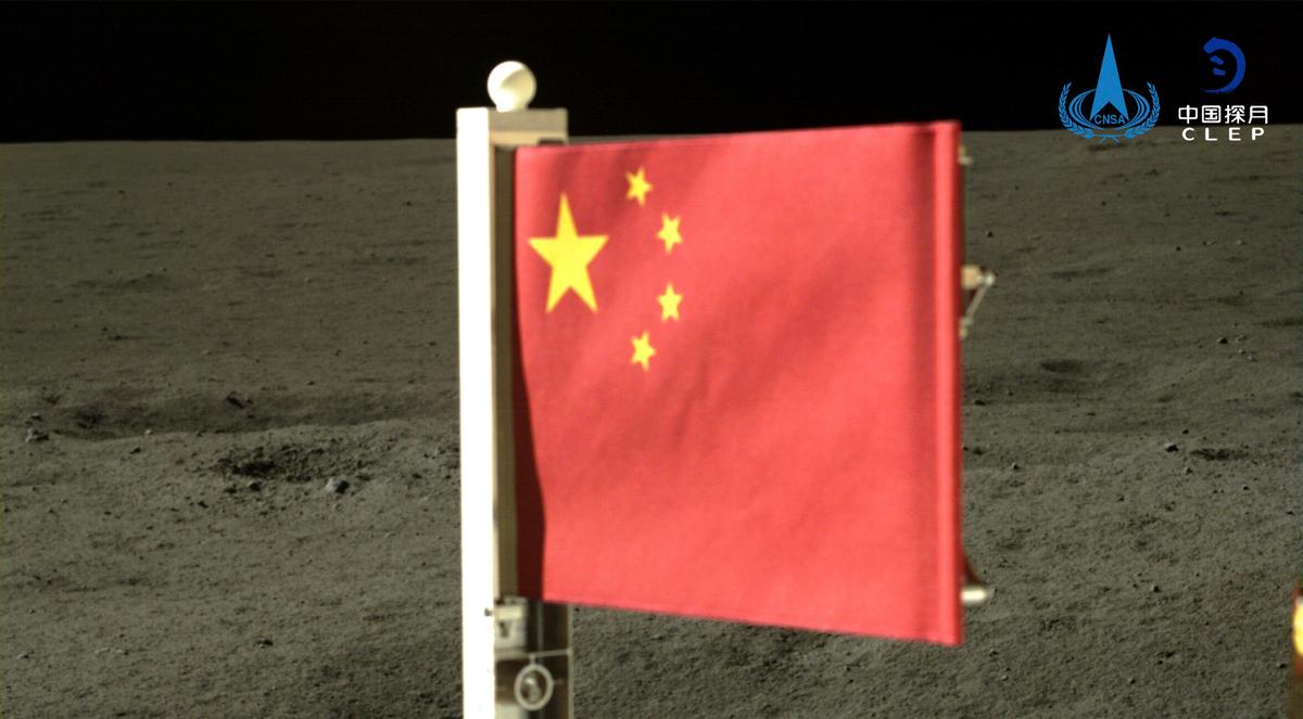 Chińska flaga powiewa na Księżycu. Na tym sukces Chińczyków się nie kończy 