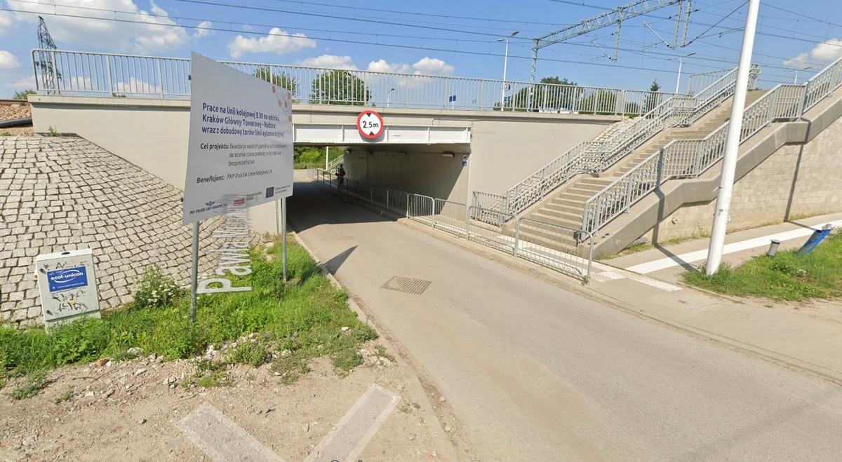 Google Car vs. wiadukt kolejowy w Krakowie. W tym pojedynku mógł być tylko jeden zwycięzca