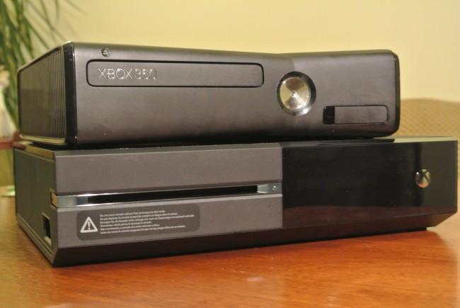 Xbox One (na dole) i Xbox 360 class="wp-image-155143" 