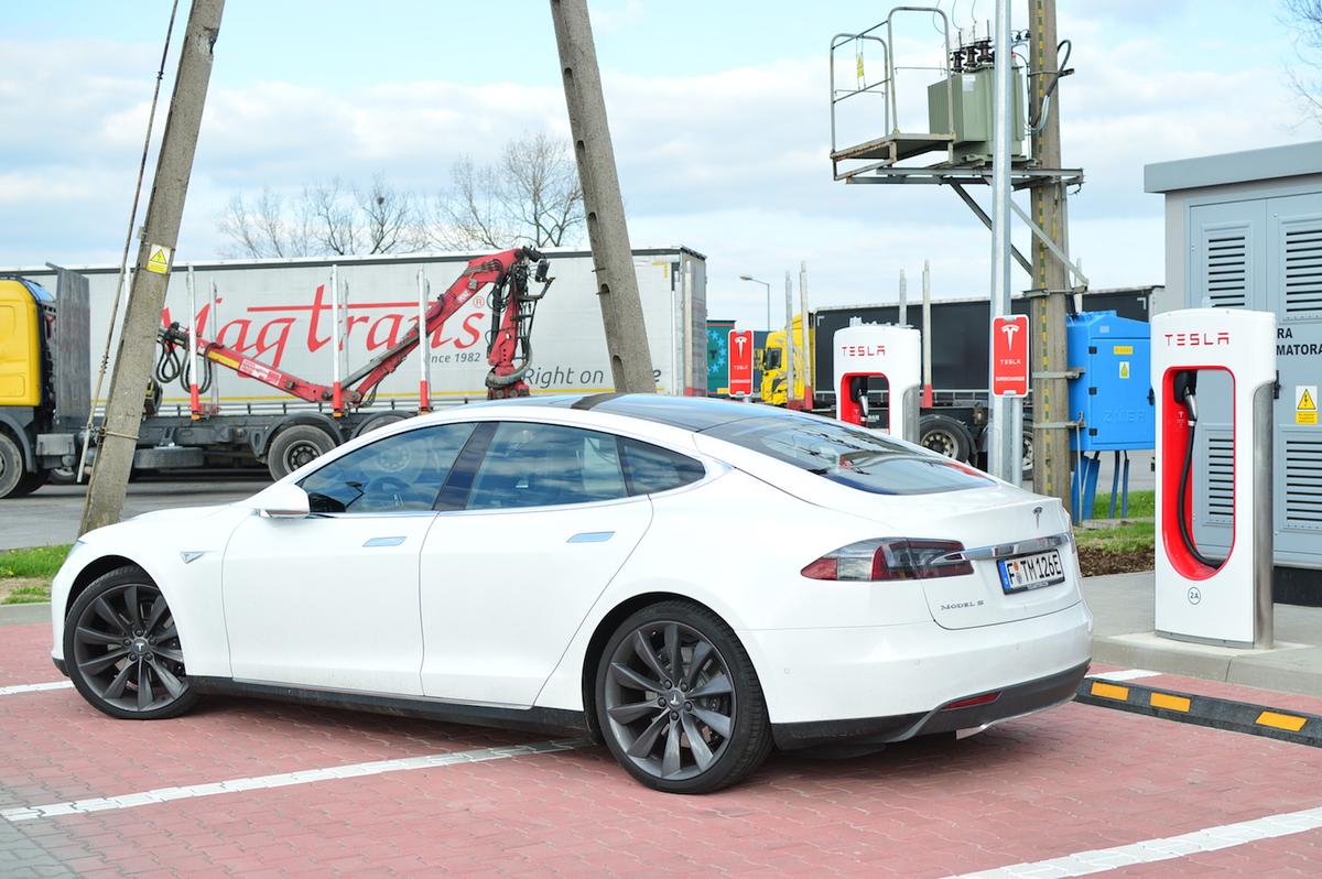 tesla model s wroclaw supercharger 17 class="wp-image-492103" 