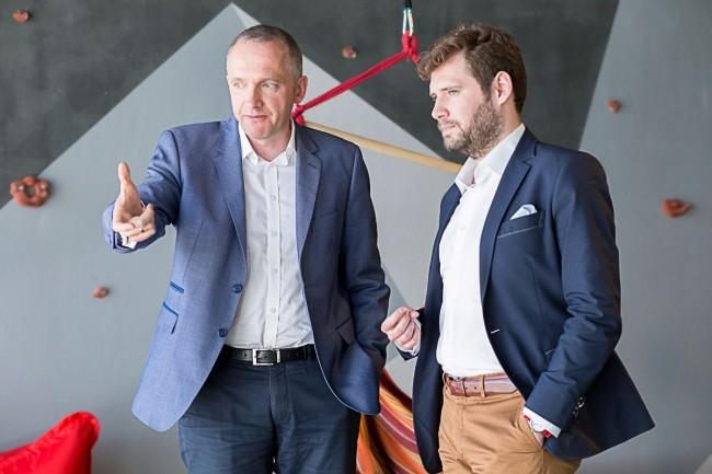Tomasz Motyl, Chief Innovation Officer w Alior Banku, i Kacper Winiarczyk, dyrektor generalny Uber w Polsce. class="wp-image-495029" 