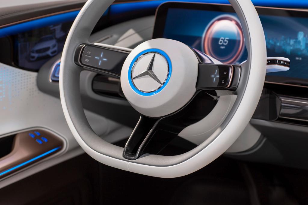 Generation EQ, Interieur, Lenkrad mit in OLED-Displays integrierten Touch Control Buttons ; Generation EQ, interior, steering wheel with touch controls, which are integrated into OLED displays; class="wp-image-519010" 