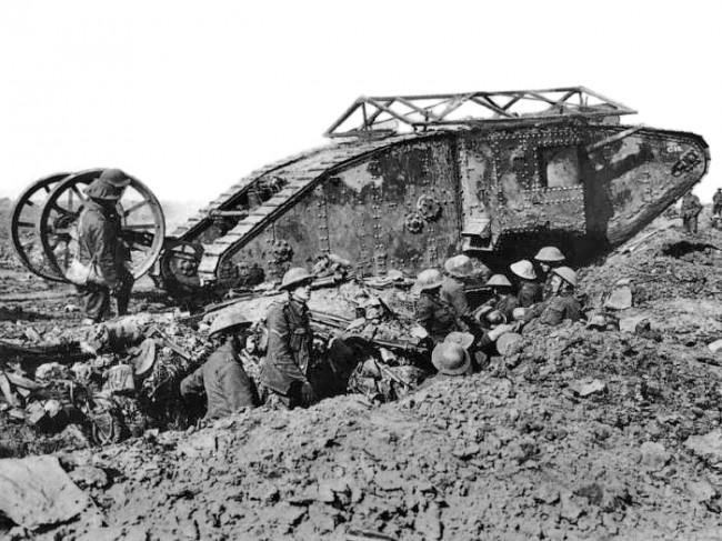 Mark I. Źródło: https://pl.wikipedia.org/wiki/Mark_I#/media/File:British_Mark_I_male_tank_Somme_25_September_1916.jpg class="wp-image-514138" 