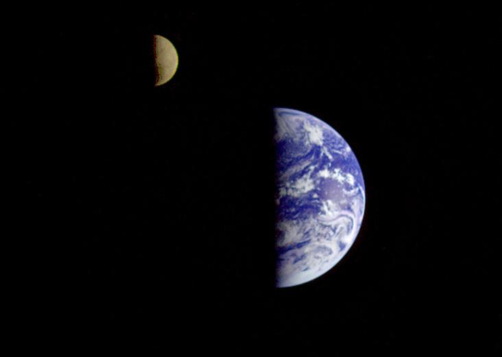 Ziemia i Księżyc widziana z pokładu sondy Galileo 