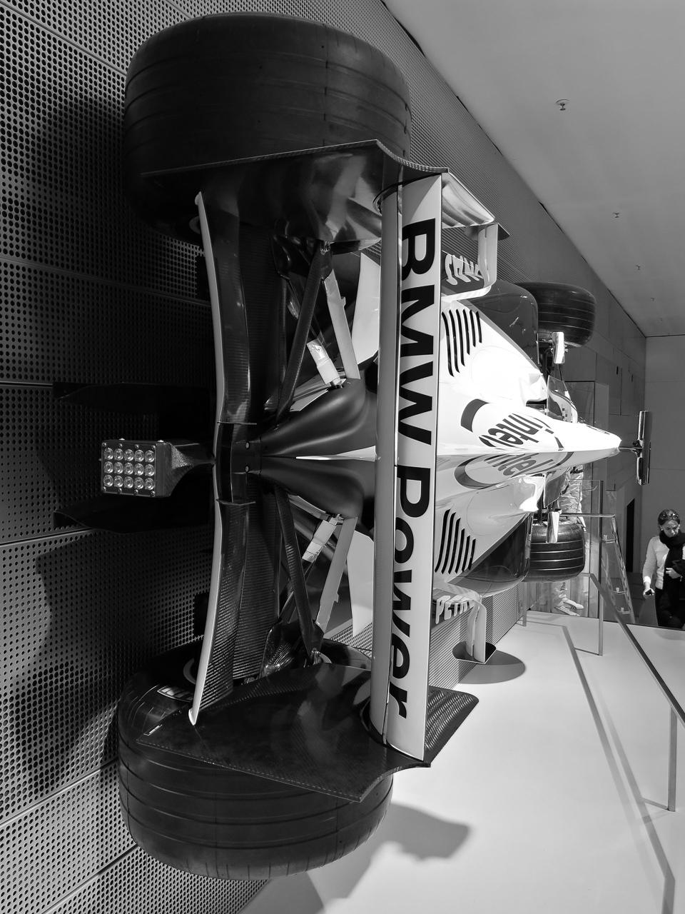 Huawei Mate 9, tryb czarno-biały w muzeum BMW w Monachium class="wp-image-526786" 