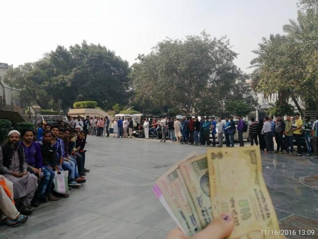 Kolejka do banku w Delhi, autor Marcin Szczurski class="wp-image-529423" 