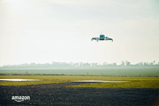 Zdjęcie dnia: Amazon dostarcza pierwszą przesyłkę dronem class="wp-image-534332" 