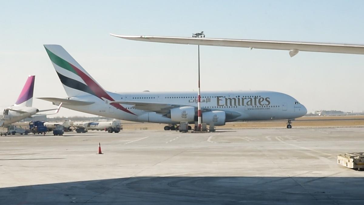 Airbus A380 linii Emirates na Lotnisku Chopina w Warszawie class="wp-image-544009" 
