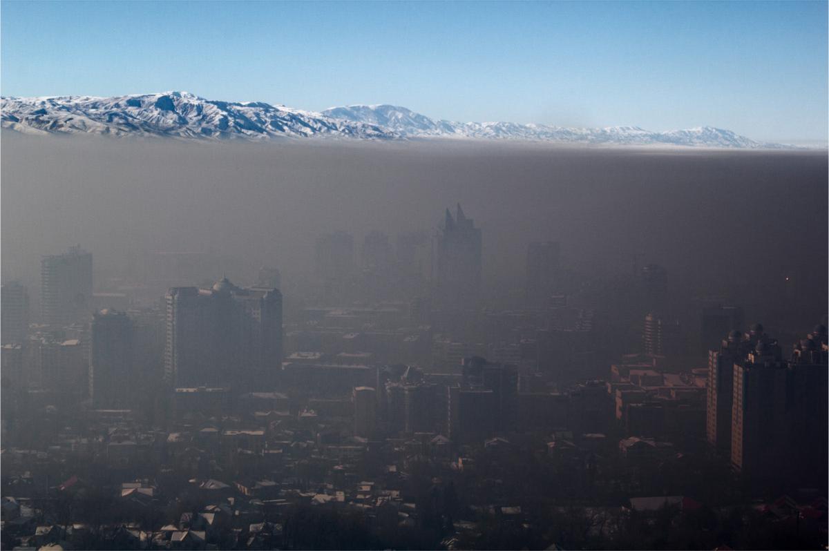 Smog nad miastem Ałmaty w Kazachstanie (Igors Jefimovs CC BY 3.0) class="wp-image-550274" 