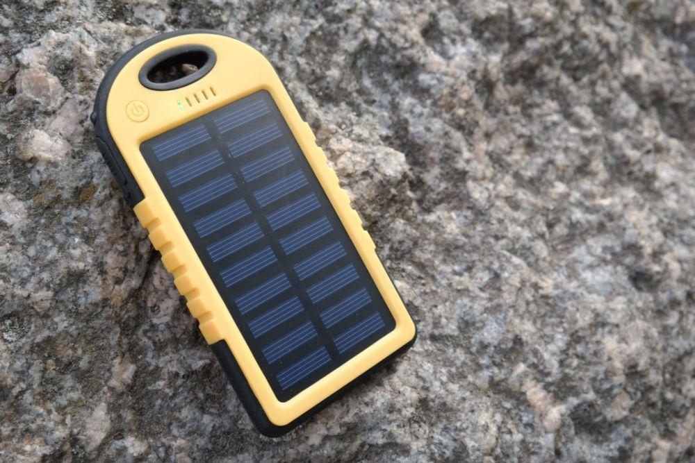 Już w najbliższy poniedziałek do sklepów Biedronka trafi Hykker Powerbank Solar 4000. Jest to kosztujący 49,99 zł akumulator wyposażony w panel słoneczny. Sprawdziliśmy, czy warto rozważyć jego kupno. 