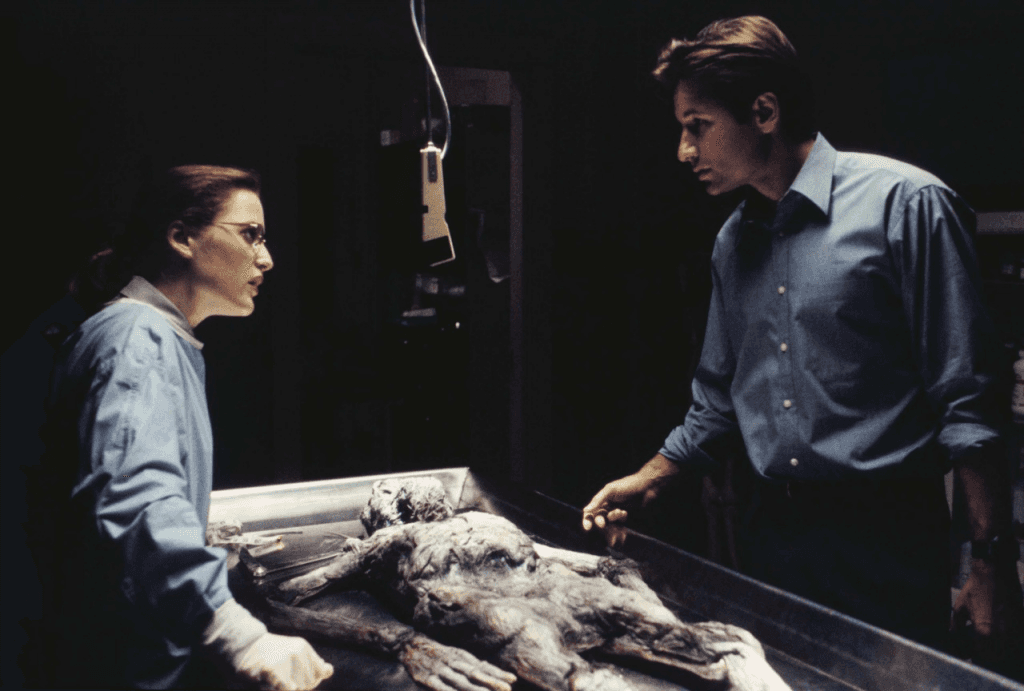 Scully_Mulder_Ray_Soames_Autopsy_The_X-Files_Pilot 