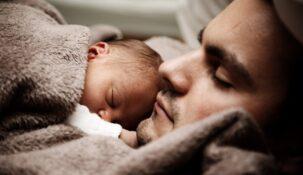 Fikcyjne dane w rubryce „ojciec” w akcie urodzenia. RPO chce rozwiązać ten problem