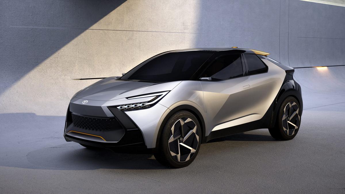 Tak będzie wyglądać nowa Toyota C-HR. Dwukolorowo i odważnie, ale czy to wciąż crossover?