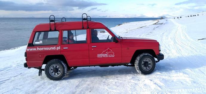 Oto polski Nissan Patrol ze Svalbardu. Czarne tablice prawie pod Biegunem Północnym