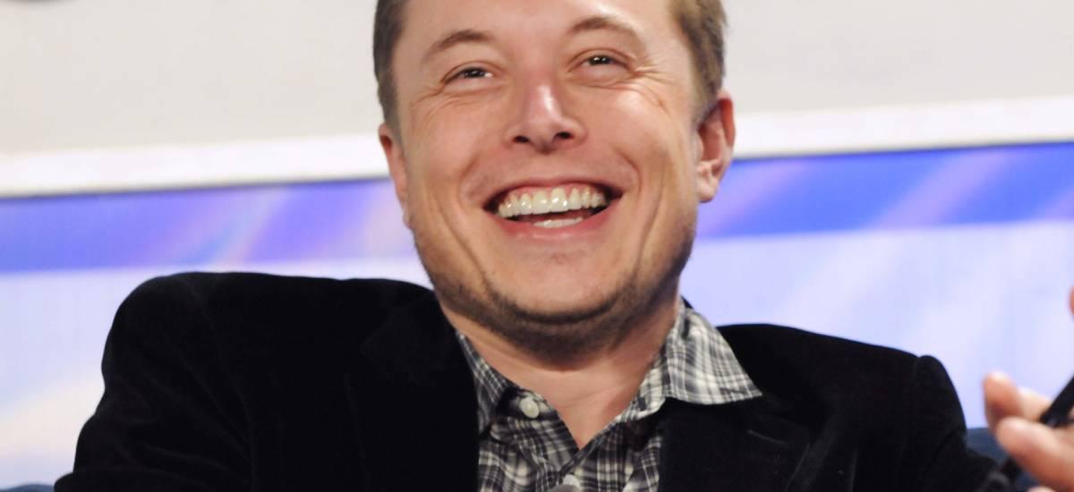 Elon Musk w nietypowy sposób reklamuje solarny biznes Tesli