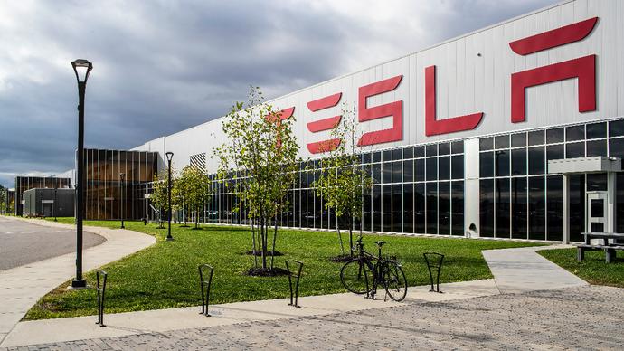 Tesla wybuduje megafabrykę baterii w Szanghaju. Chińczycy depczą Elonowi Muskowi po piętach