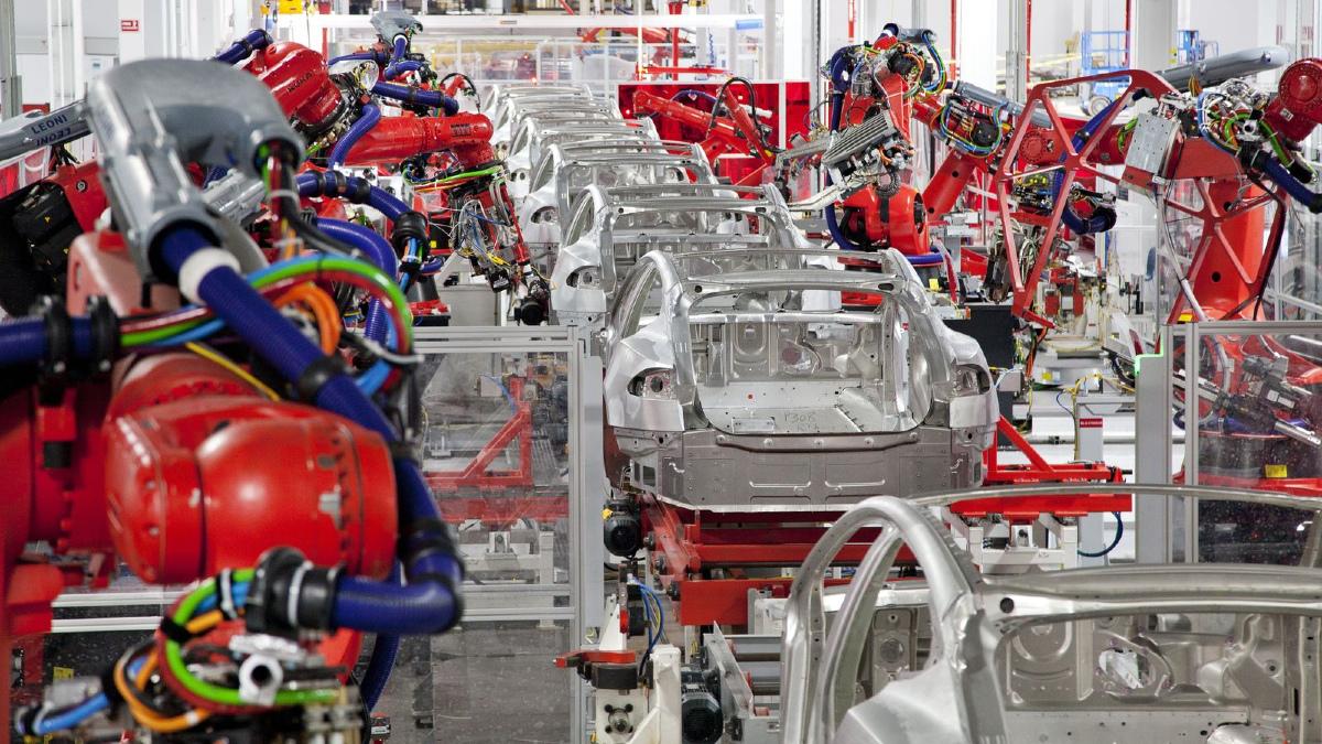 Przemysł samochodowy. Tesla wstrzymała produkcję aut na 2 tygodnie