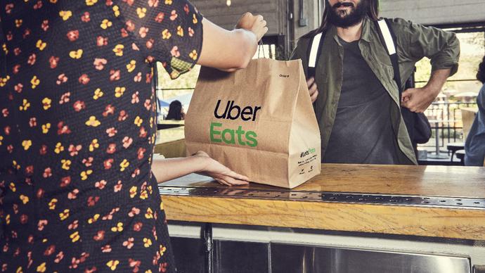 Uber Eats pod lupą UOKiK. Urząd sprawdzi, czy dostawcy żerują na kryzysie