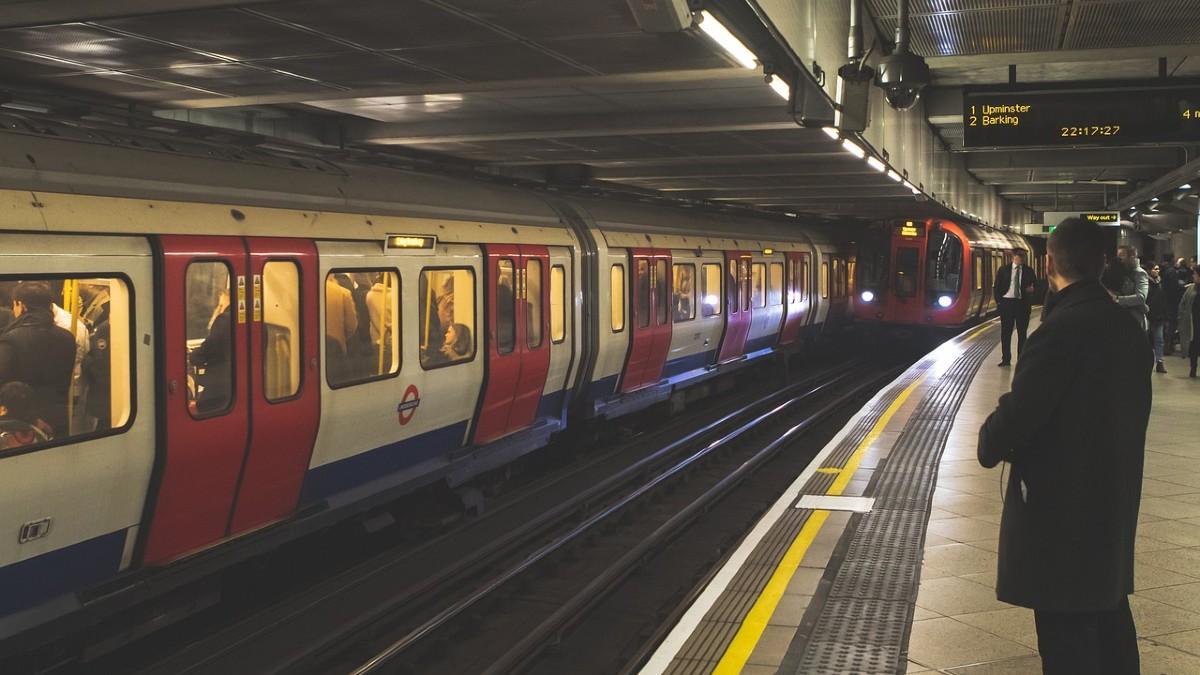 Transport w Londynie staje się bezemisyjny. Metro będzie napędzane słońcem i wiatrem