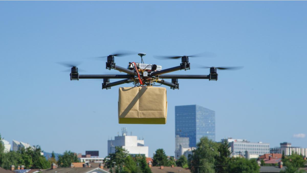 Dostawy dronami. Nowe regulacje pozwolą na loty nad ludźmi i w nocy