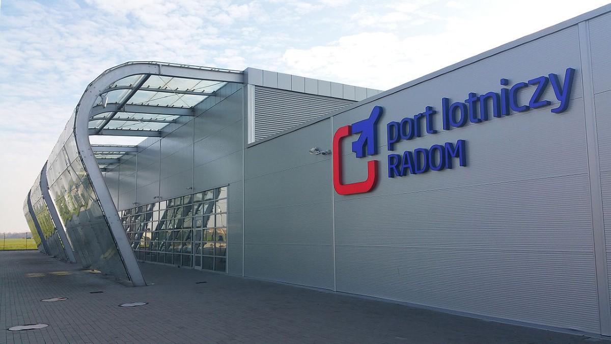 Lotnisko w Radomiu gorączkowo szuka pracowników. Płaci jak w Lidlu