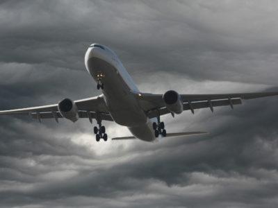 5G sparaliżuje lotniska – panikują linie lotnicze i straszą podniebną apokalipsą