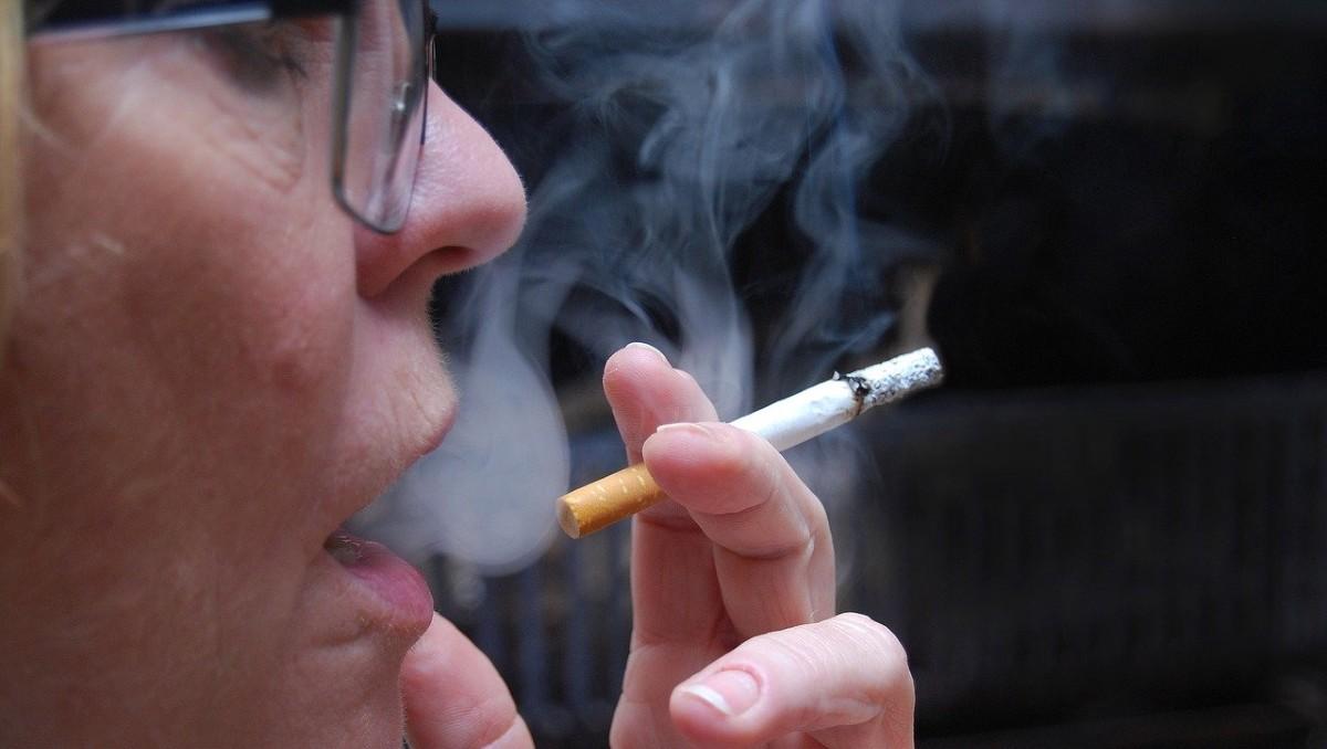 Polacy przestają palić papierosy z przemytu. Szara strefa niknie w oczach