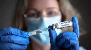 Ilu Polaków mogłoby przeżyć epidemię dzięki szczepieniom przeciwko COVID-19?