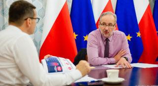 Koronawirus w Polsce. Minister zdrowia chce dawać mandaty zaszczepionym