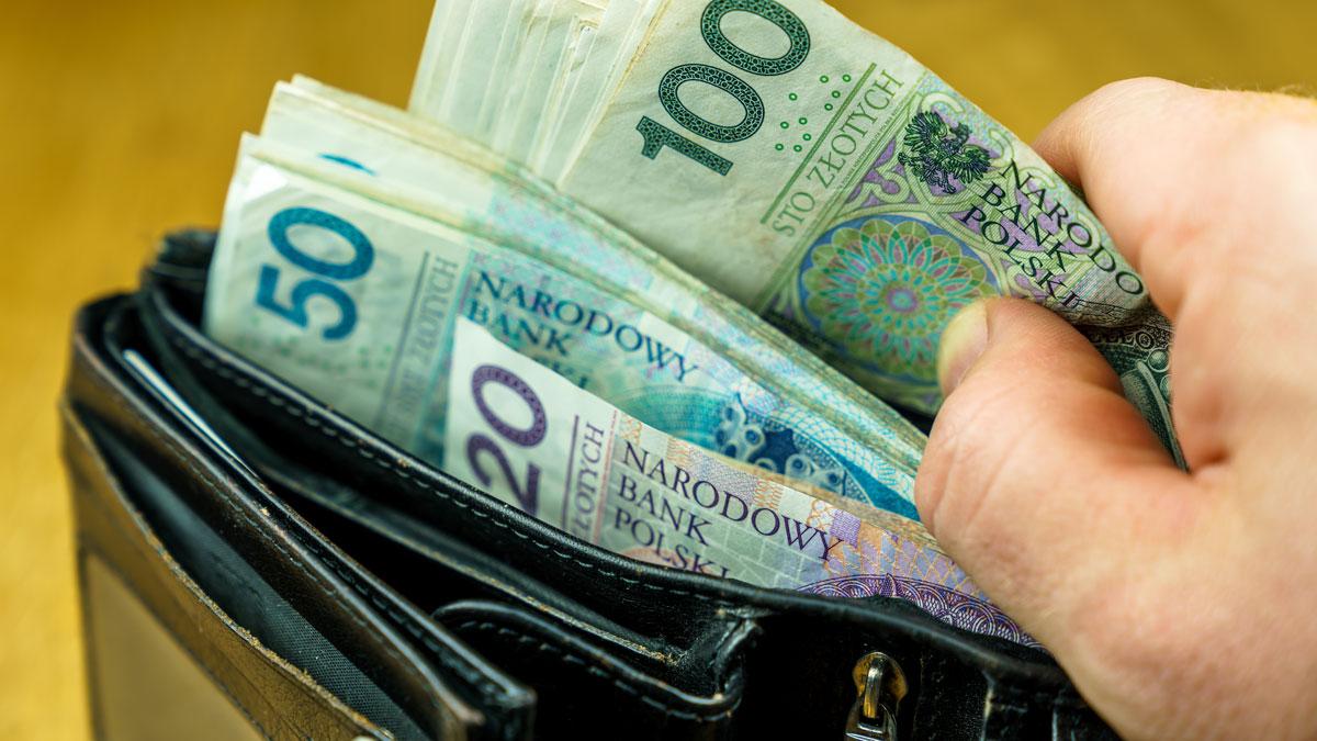 Polacy zaczynają liczyć pieniądze. Konsumpcja  wyższa od prognoz, ale nastroje słabe