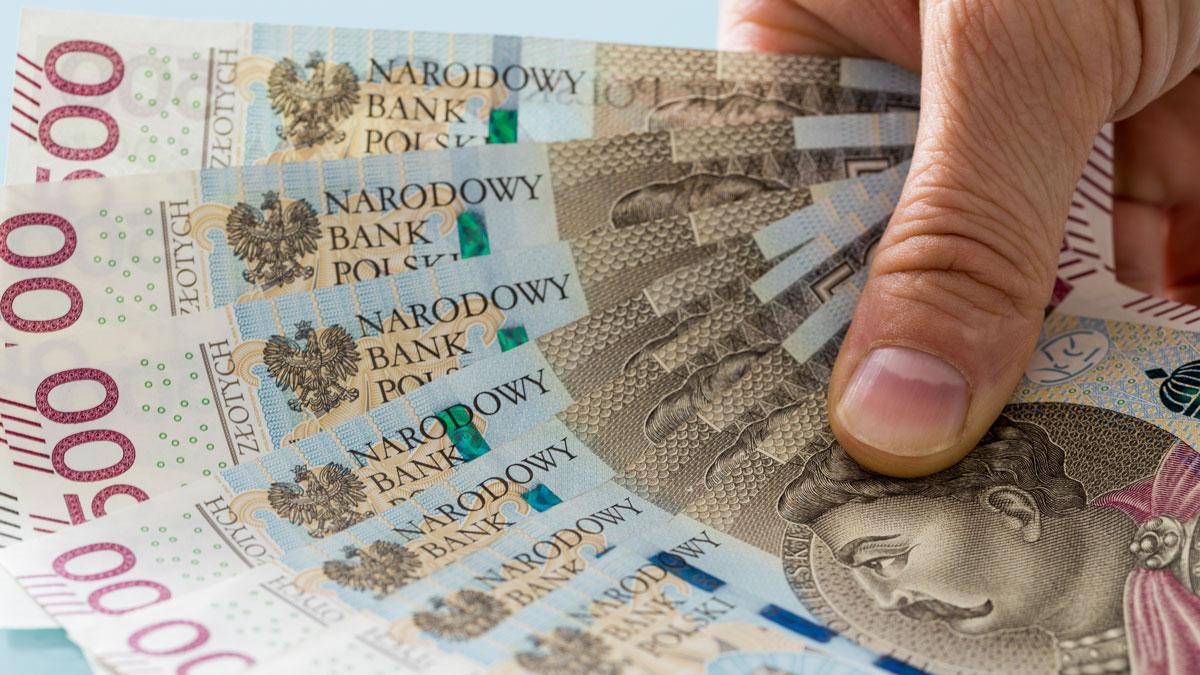 Pensje w Polsce przebiły już 7000 zł. Kto dostał największe podwyżki? Ci, którym kasę daje rząd