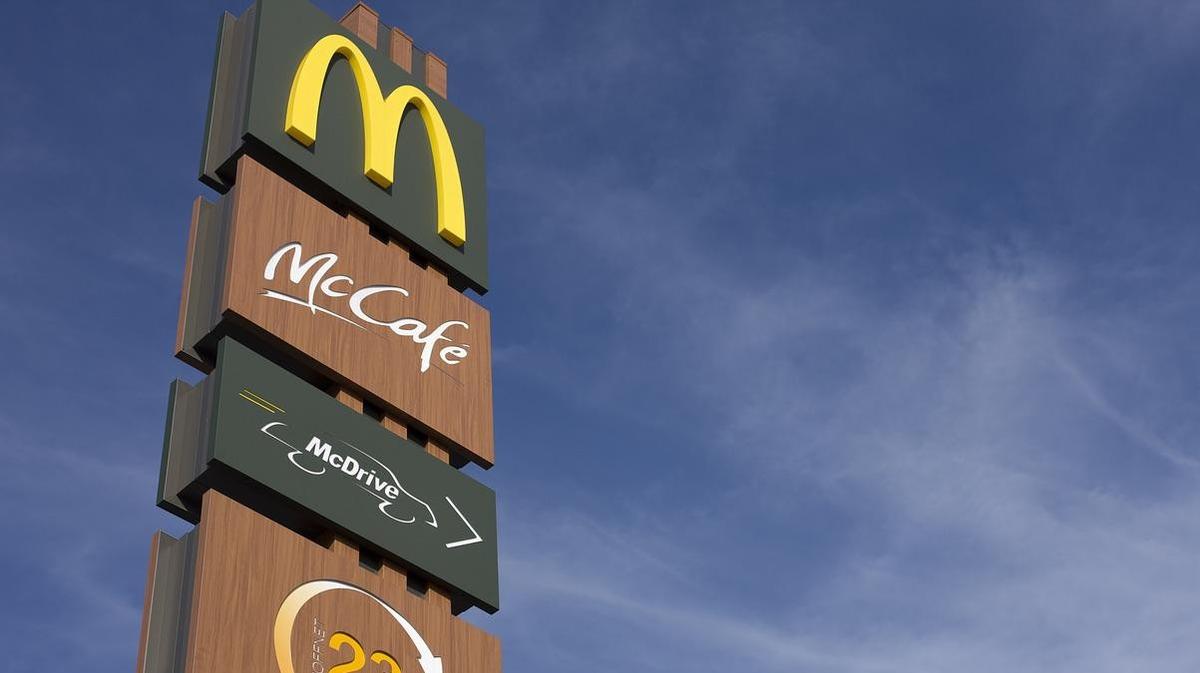 McDonald's podnosi ceny i myśli o zmianie menu. Bo klientów nie stać na jedzenie