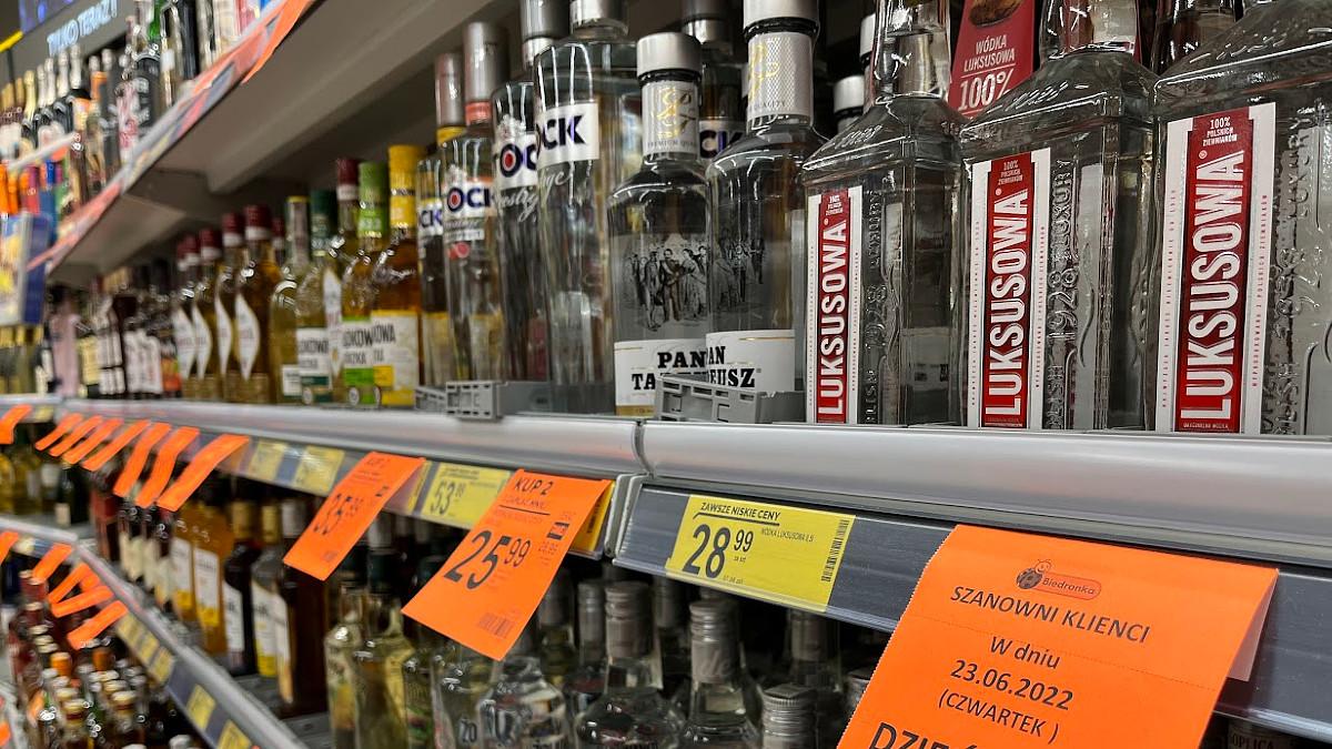 Sprzedaż małpek i wódki w dół. Miłość Polaków do alkoholu przegrywa z ceną