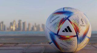 Mundialowa piłka Adidasa. Powstaje za grosze, zarabia się na niej krocie