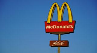 100 zł za godzinę pracy w fast foodzie? Sieci próbują zablokować nową płacę minimalną, wyłożyły miliony