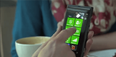 Poczta e-mail, przeglądarka internetowa oraz SkyDrive w smartfonach Nokia z Windows Phone (wideo)