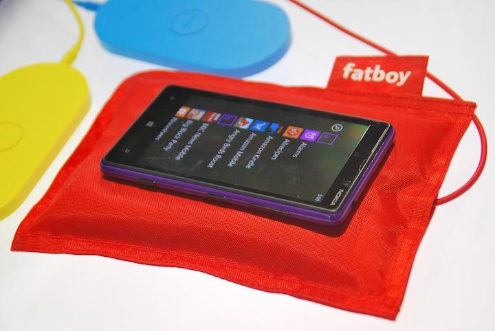 Nokia Lumia 920 na poduszce Fatboy 