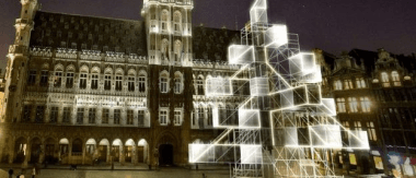 Bruksela ma świecącą, futurystyczną choinkę rodem z Minecrafta i Star Treka. Chyba choinkę